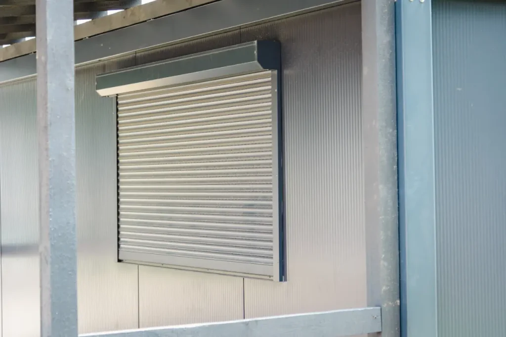 Defekter Rolladen wird repariert