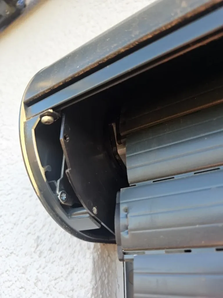 Fachmännischer Austausch eines gerissenen Gurtes