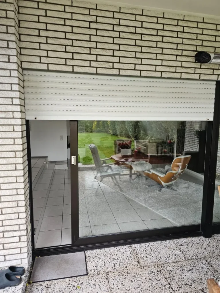 Montage eines neuen Gurtbandes durch Fachbetrieb