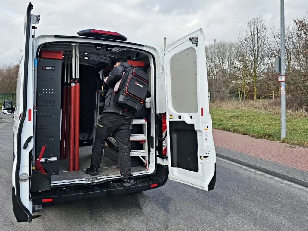 Monteur Fensterio Steigt im Arbeits auto - Reparatur anbieter in der näher